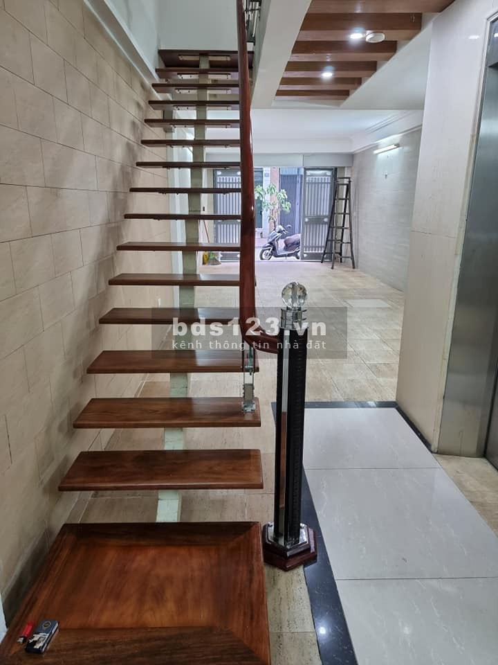 Bán nhà Phùng Chí Kiên, thang máy xịn, gara ô tô dt 64m2, 5 tầng, giá bán 10.2 tỷ