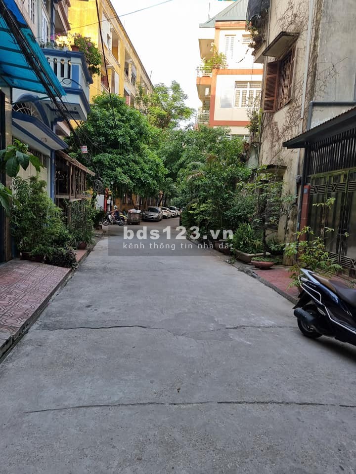 Bán nhà phân lô Phùng Chí Kiên, 5 tầng thang máy, oto tránh trước nhà. Giá 10.2 tỷ.