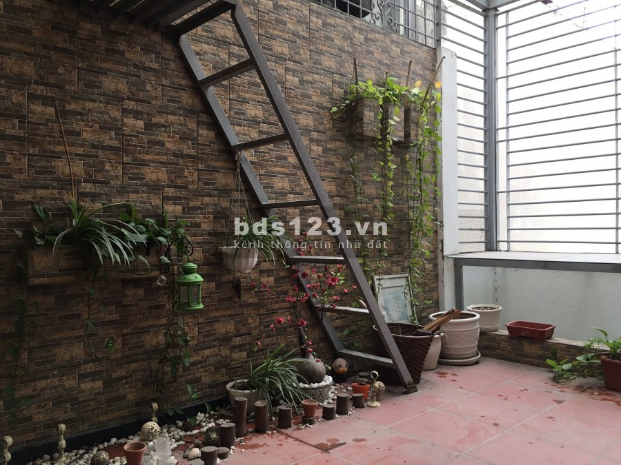 Nhà mặt ngõ 80 Chùa Láng, view hồ, garage oto, sổ đỏ chính chủ giá bán 16 tỷ