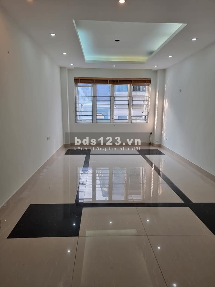 Bán nhà Phùng Chí Kiên, thang máy xịn, gara ô tô dt 64m2, 5 tầng, giá bán 10.2 tỷ