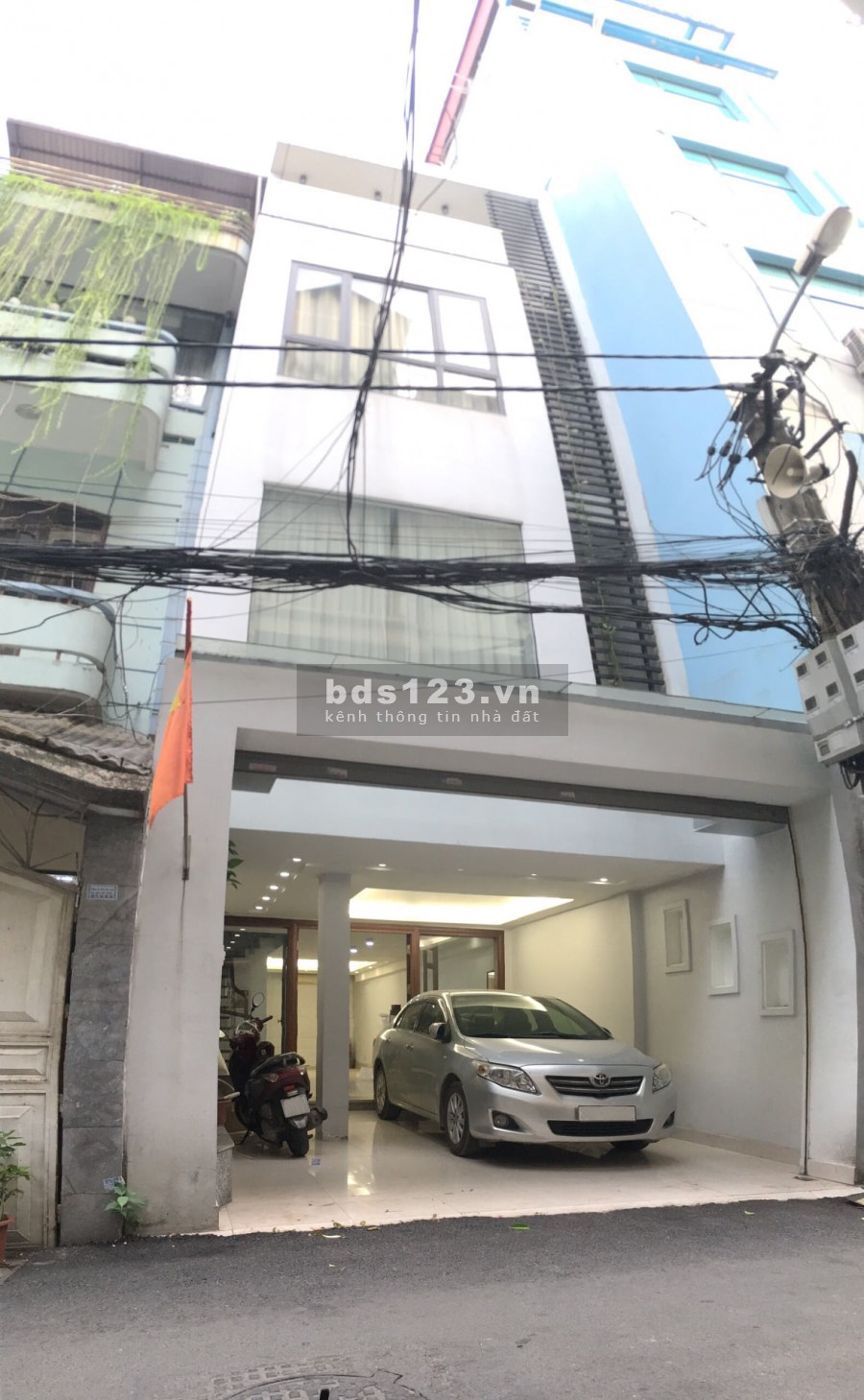 Nhà mặt ngõ 80 Chùa Láng, view hồ, garage oto, sổ đỏ chính chủ giá bán 16 tỷ