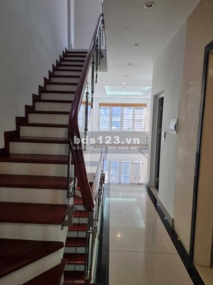 Bán nhà phân lô Phùng Chí Kiên, 5 tầng thang máy, oto tránh trước nhà. Giá 10.2 tỷ.