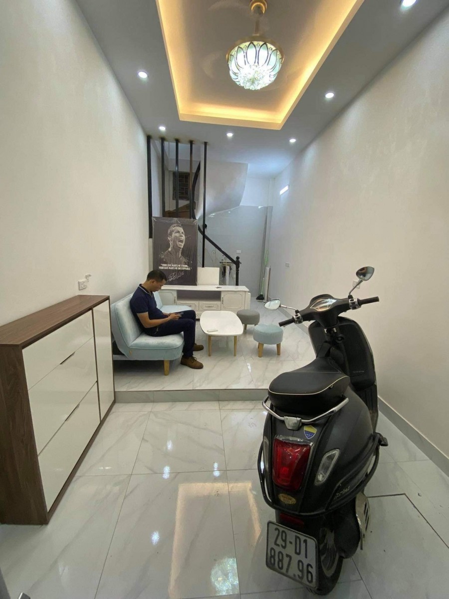 Bán nhà chỉ hơn 2 tỷ, Lê Thanh Nghị, 5 tầng đúc, mt 3.1m, nhà đẹp ở luôn