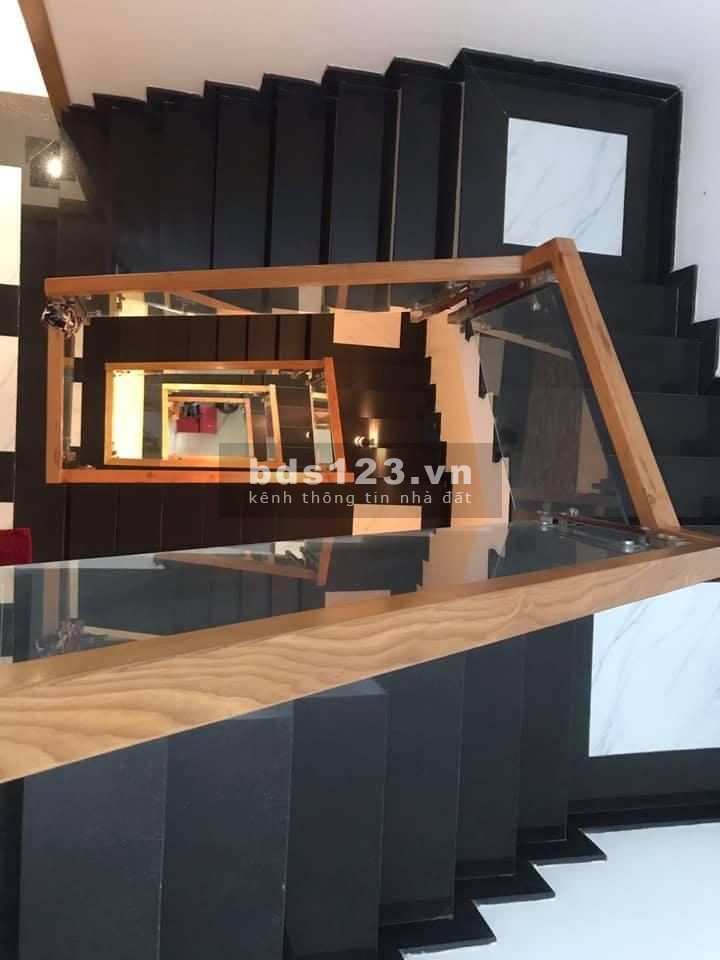 Nhà đẹp rẻ tặng nội thất 1 tỷ dt 70m2, 5 tầng Phạm Văn Bạch, giá 6.7 tỷ, lh 0886880910