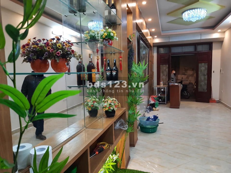 Gia đình tôi cần bán gấp nhà tại Hoàng Hoa Thám, Ba Đình 35m, 5 tầng, MT 3.2m, giá 3 tỷ 500 triệu