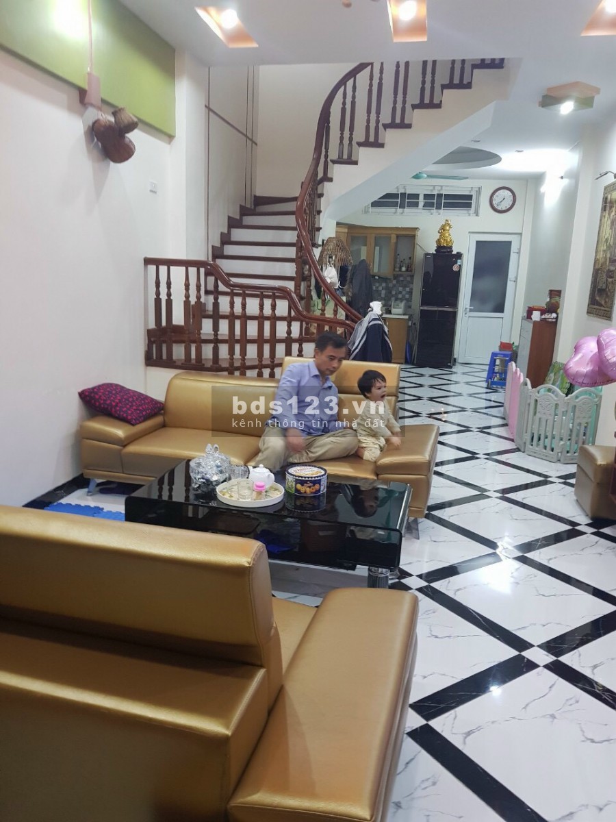 Bán nhà Cầu Giấy ngõ to nhà đẹp, tặng nội thất, giá hời, lh 0354488855