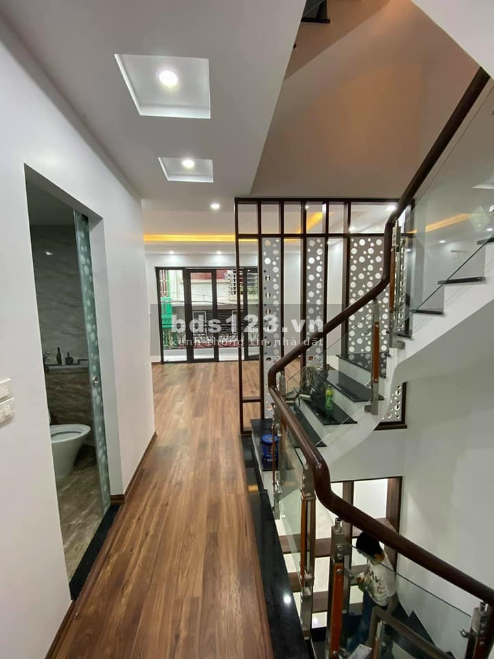 Bán nhà nguyên căn dt 71m2 5 tầng, tặng nội thất xịn, giá 8.2 tỷ, Cù Chính Lan, ô tô đỗ cửa