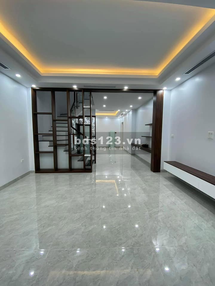 Bán nhà nguyên căn dt 71m2 5 tầng, tặng nội thất xịn, giá 8.2 tỷ, Cù Chính Lan, ô tô đỗ cửa