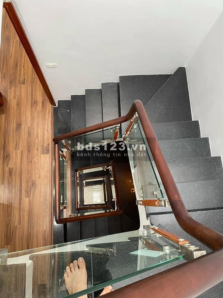 Bán nhà nguyên căn dt 71m2 5 tầng, tặng nội thất xịn, giá 8.2 tỷ, Cù Chính Lan, ô tô đỗ cửa