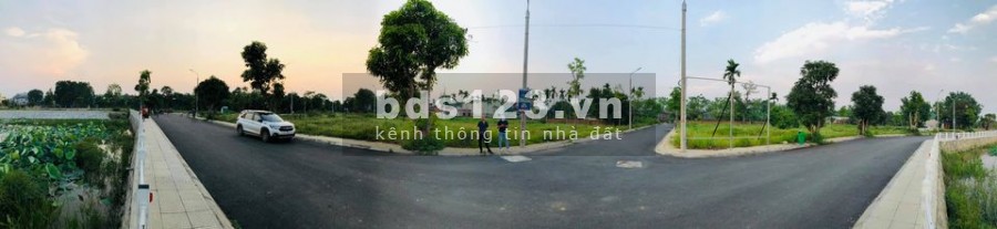 Chính chủ bán cắt lỗ 1 lô view hồ sen 3h/a mặt tiền 5m dt 90m2 giá hơn tỷ