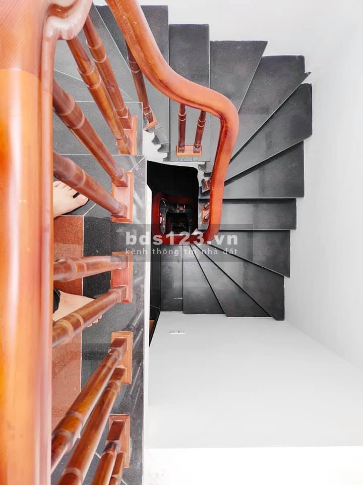 Bán nhà 5 tầng 31m giá 2.75 tỷ mt 8m phố Ô Cách, Long Biên nhà mới xây kiên cố xây phân lô