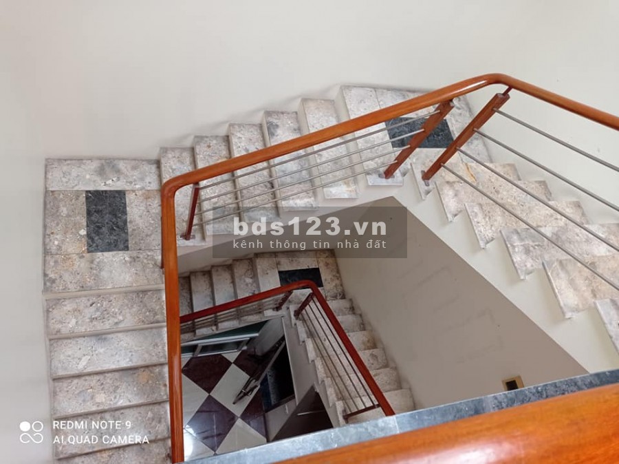 Giá rẻ giật mình biệt thự Ngọc Thuỵ, dt 100m2, 3 tầng, mặt tiền 7,2m, giá chỉ 5,6 tỷ.