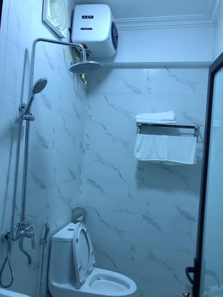 Bán khách sạn Trần Duy Hưng dt 111m2, xây 7 tầng, DT 200tr/th, thang máy, giá tốt