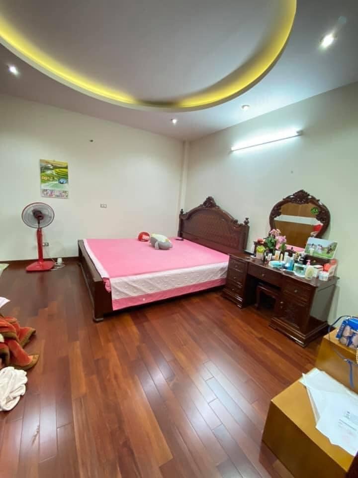 Chủ cần bán gấp nhà phố Lạc Trung, dt 31m2, 3 pn, gần ô tô nhỉnh 2 tỷ, lh 0394357733