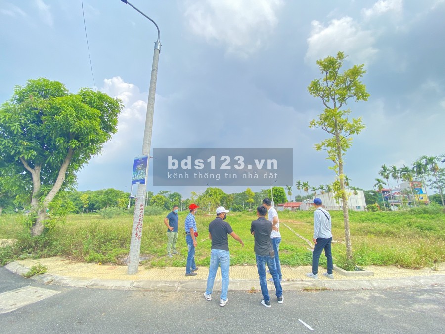Chính chủ bán cắt lỗ 1 lô view hồ sen 3h/a mặt tiền 5m dt 90m2 giá hơn tỷ