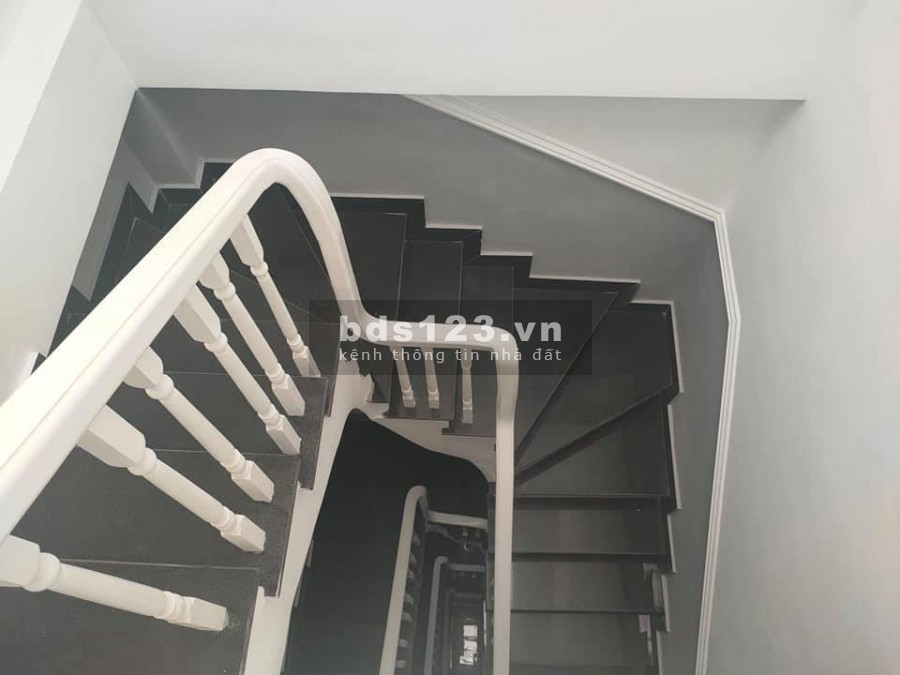 Bán nhà phố Bát khối dt 34m2 5 tầng, kinh doanh. ô tô giá chỉ nhỉnh 2 tỷ, sổ sẵn