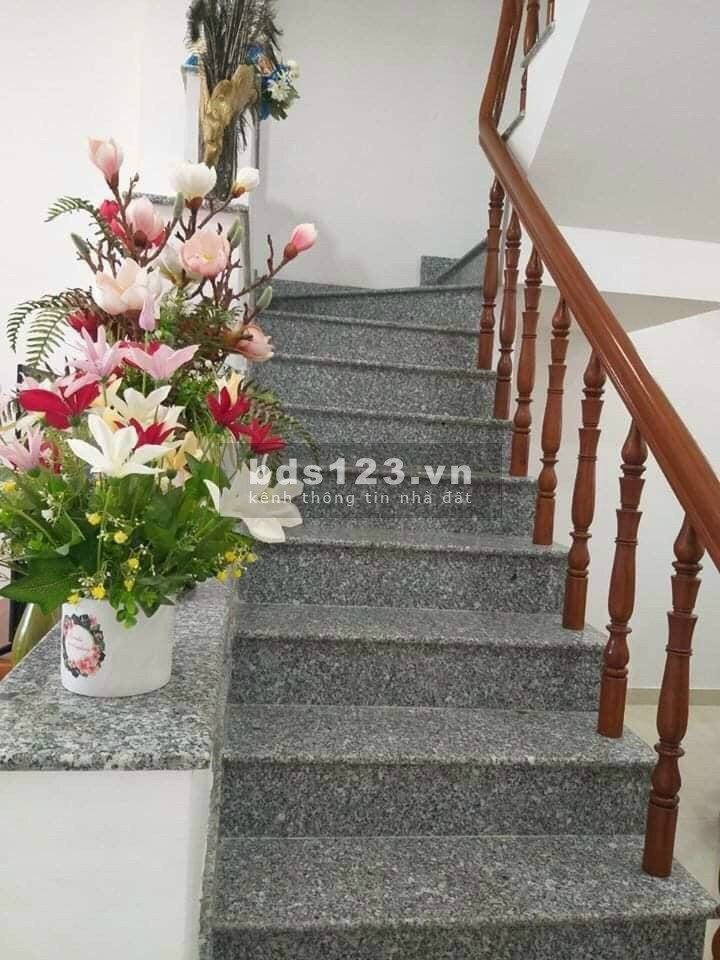 Bán nhà liền kề 1 trệt, 2 lầu đi đầu tiện ích, an toàn đầu tư thành phố Bến Tre, giá 2.4 tỷ
