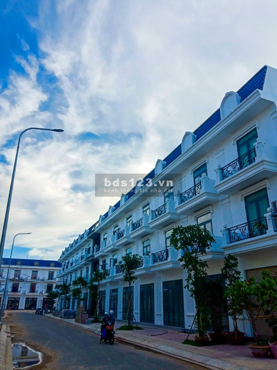 Bán nhà liền kề 1 trệt, 2 lầu đi đầu tiện ích, an toàn đầu tư thành phố Bến Tre, giá 2.4 tỷ
