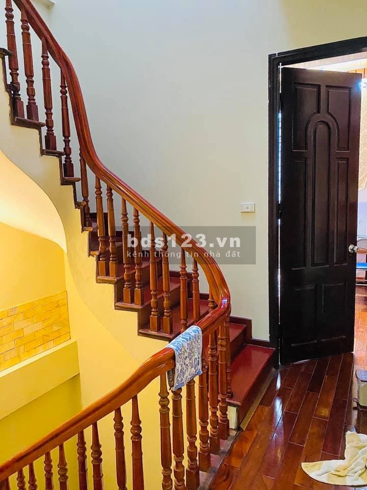 Bán nhà nguyên căn đẹp, một bước ra ô tô, đương ba gác đua, liên hệ 0877845526