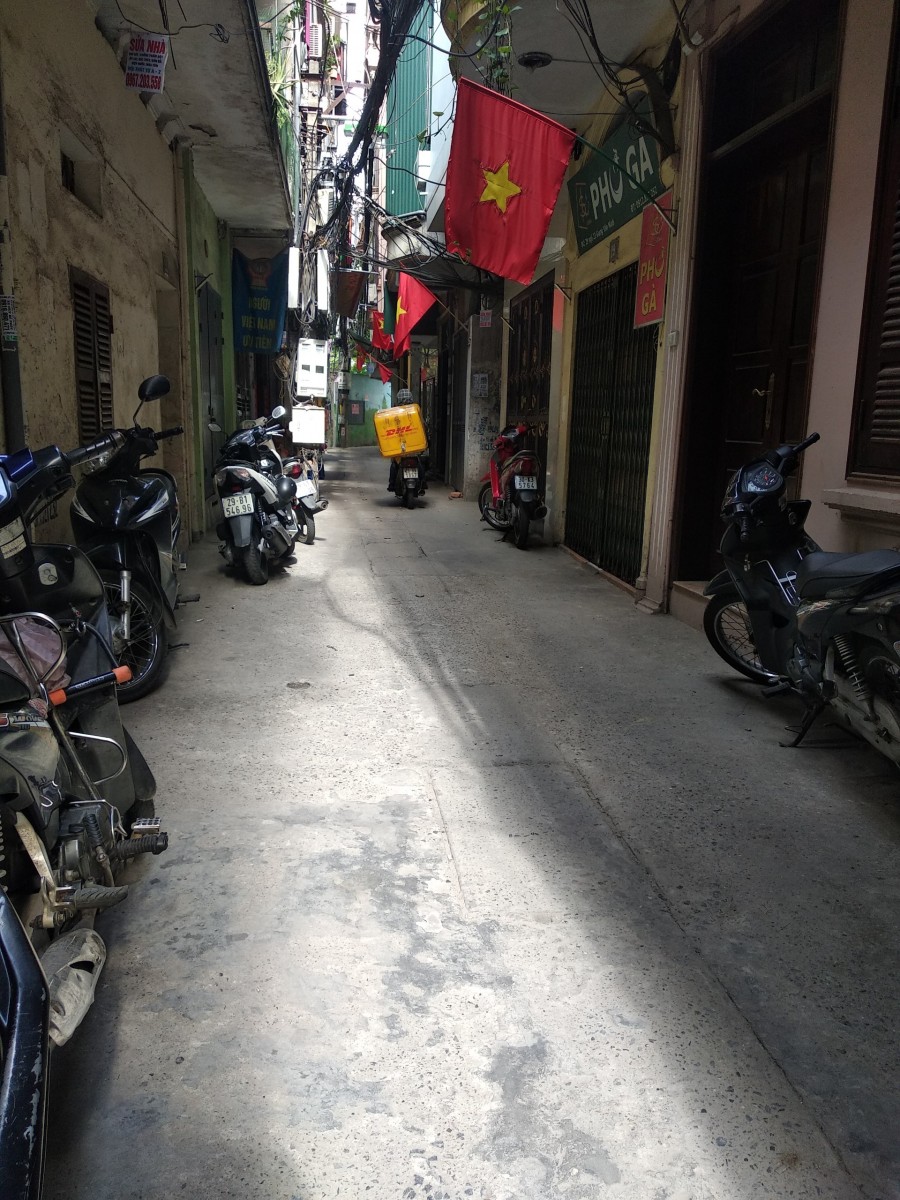 Chủ cần bán gấp nhà phố Lạc Trung, dt 31m2, 3 pn, gần ô tô nhỉnh 2 tỷ, lh 0394357733
