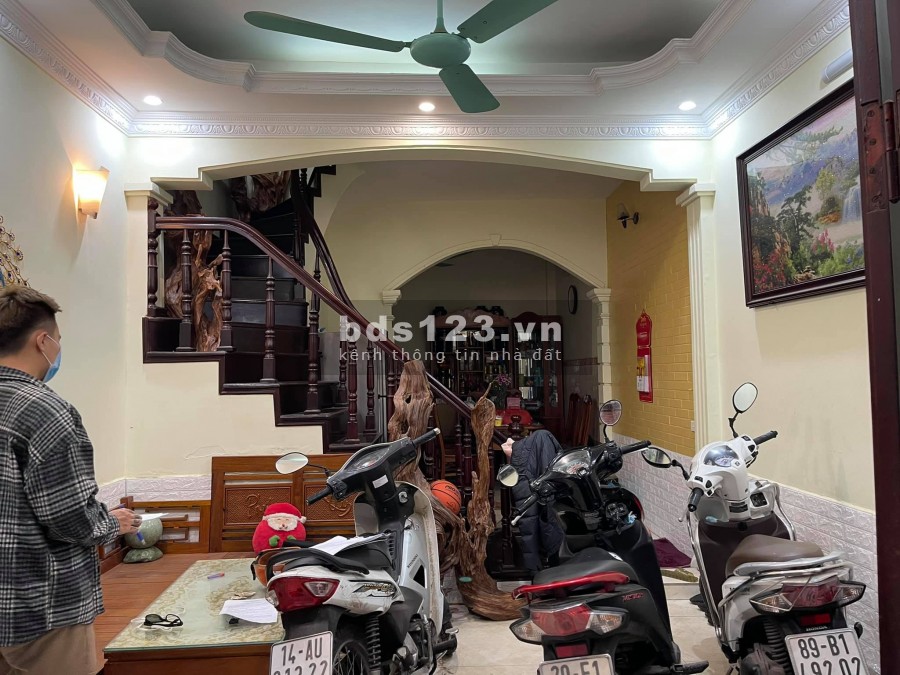 Bán nhà nguyên căn gõ lô góc đầu Cầu Giấy, dt 37m2, mt 3.9m, giá 4.5 tỷ, lh 0975513371