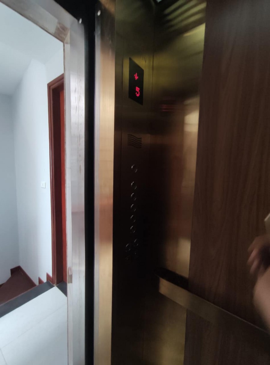 Bán nhà ngõ 612 Lạc Long Quân vị trí đắc địa dt 75m2 5 tầng Giá 15 tỷ