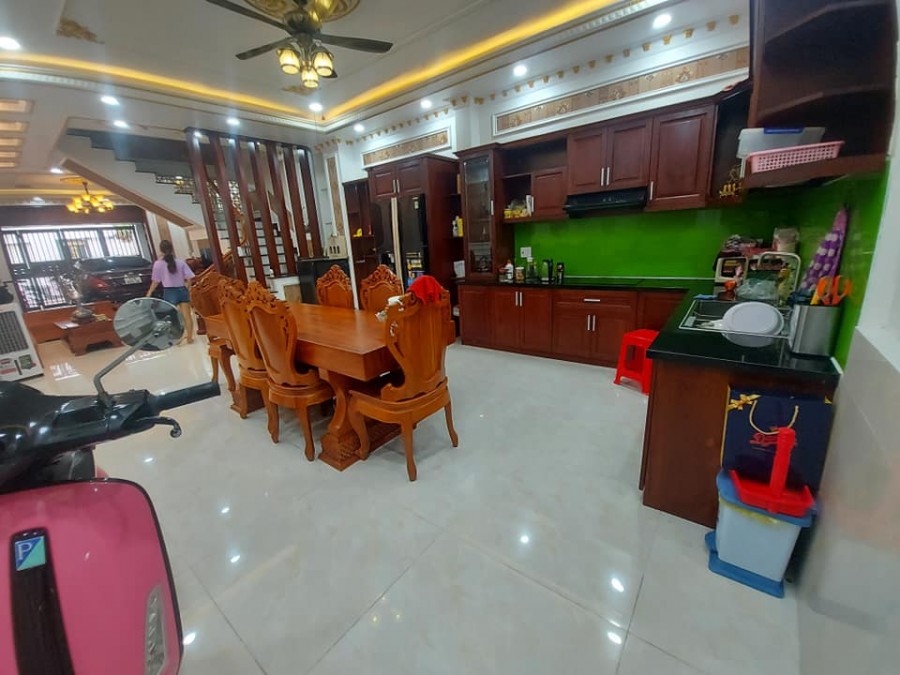 Hẻm xe hơi thông nhà rộng 105m2, 4 tầng, có nội thất đẳng cấp, giá 10.75 tỷ, Lê Đức Thọ Gò Vấp