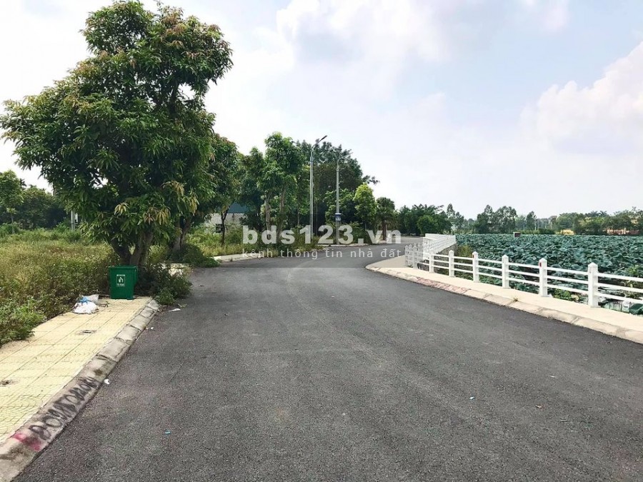 Chính củ cần bán cắt lỗ 1 lô đất view hồ sen 3h/a, dt 90m2, mt 5,3m, thuận tiện kinh doanh