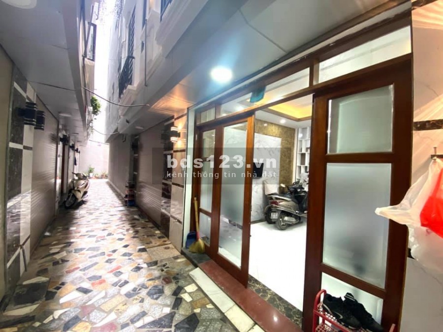 Bán nhà ngõ thông Hoà Bình, gần ô tô, ba gác ra vào thoải mái, sân chung đẹp, lhcc