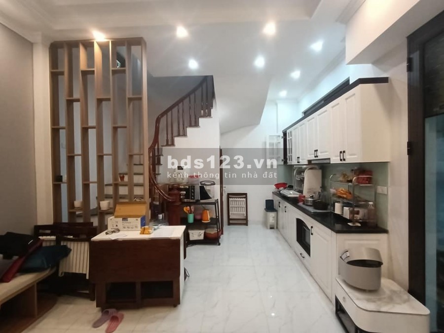 Bán nhà 5 tầng Phú Viên dt 31m2 giá 3.15 tỷ nhà mới để lại nội thất vị trí đắc địa, gần phố,
