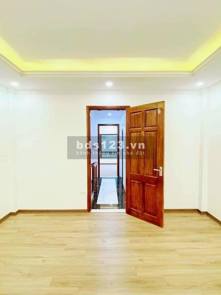 Bán nhà Hoàng Liệt, Linh Đàm 5 tầng 41m2 giá 3.75 tỷ, cách ô tô tránh 30m, bãi ô tô gần nhà