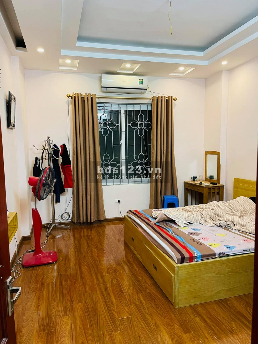 Bán nhà Hoàng Quốc Việt, 33m2, 5 tầng, giá: 3,2 tỷ, gần phố, nhà đẹp, bãi gửi ô tô gần nhà