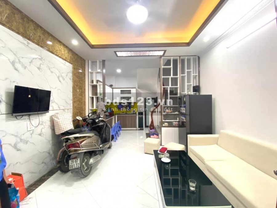 Bán nhà ngõ thông Hoà Bình, gần ô tô, ba gác ra vào thoải mái, sân chung đẹp, lhcc
