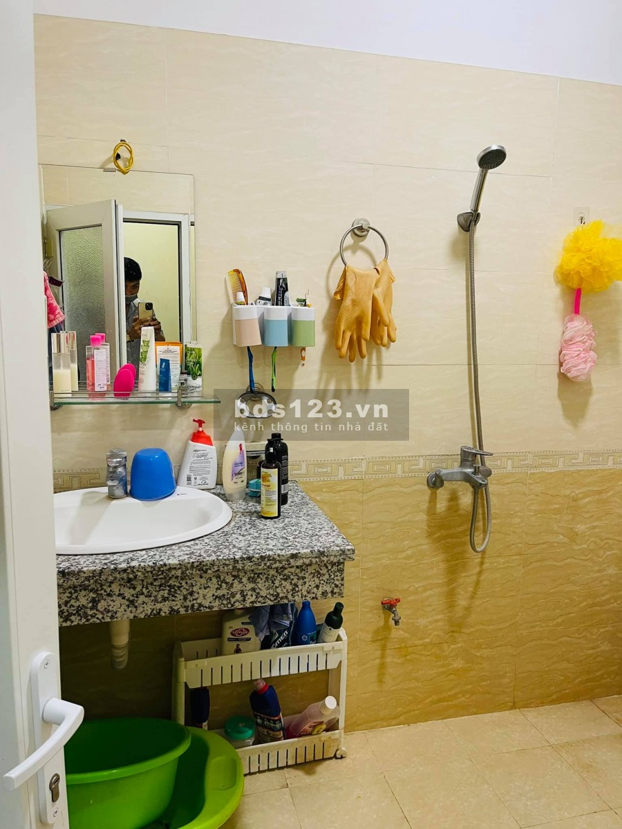 Bán nhà Hoàng Quốc Việt, 33m2, 5 tầng, giá: 3,2 tỷ, gần phố, nhà đẹp, bãi gửi ô tô gần nhà