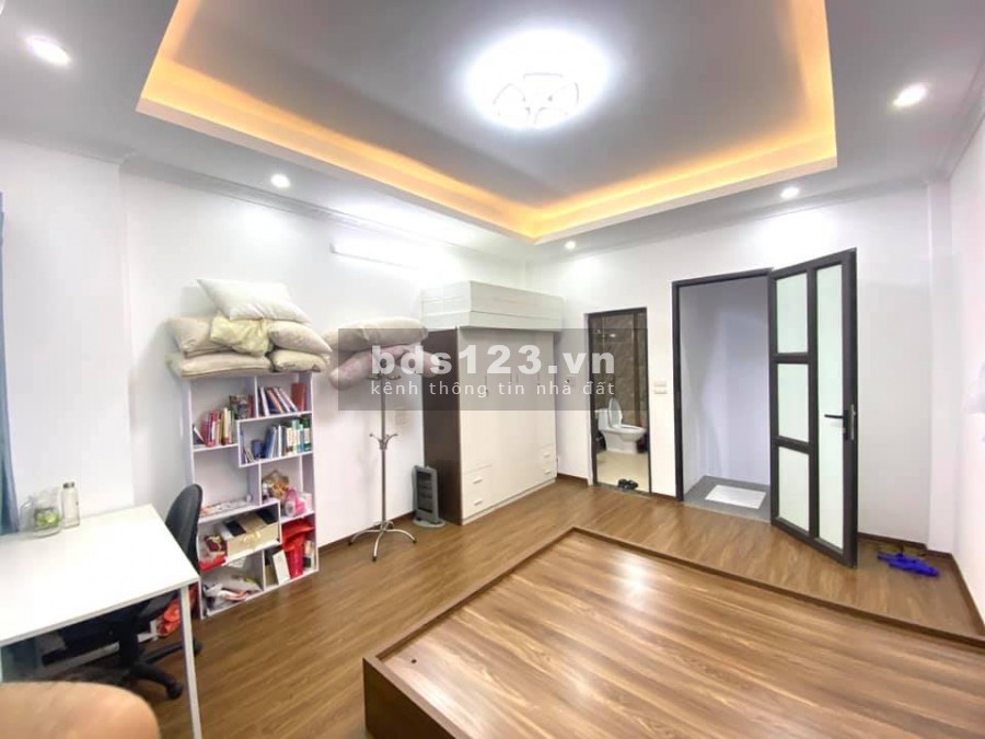 Bán nhà ngõ thông Hoà Bình, gần ô tô, ba gác ra vào thoải mái, sân chung đẹp, lhcc