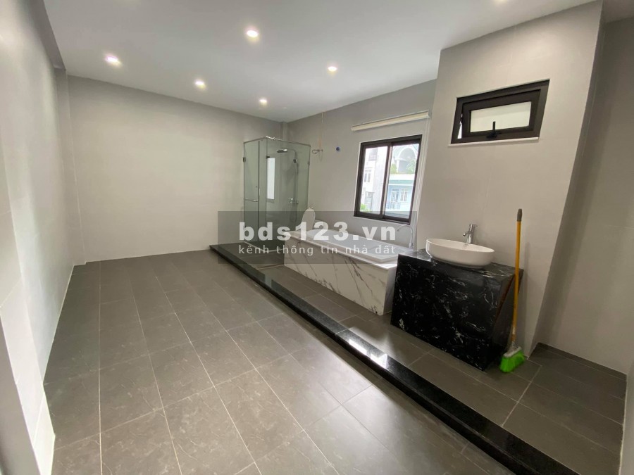Tòa Nhà 7 Tầng Thang Máy Mặt Phố - Vỉa Hè DT 65M, mặt tiền: 4m. Đ Phú Diễn, Giá: 13.5 tỷ