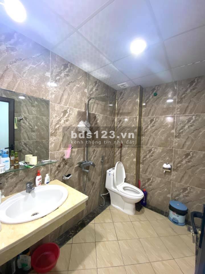Bán nhà ngõ thông Hoà Bình, gần ô tô, ba gác ra vào thoải mái, sân chung đẹp, lhcc