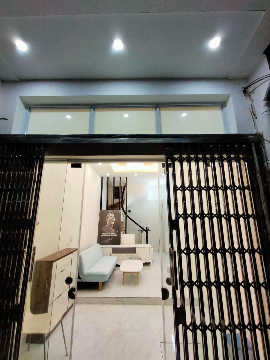 Hai Bà Trưng giá nhỉnh 2 tỷ nhà nguyên căn đẹp 5 tầng mt 3.1m ở luôn
