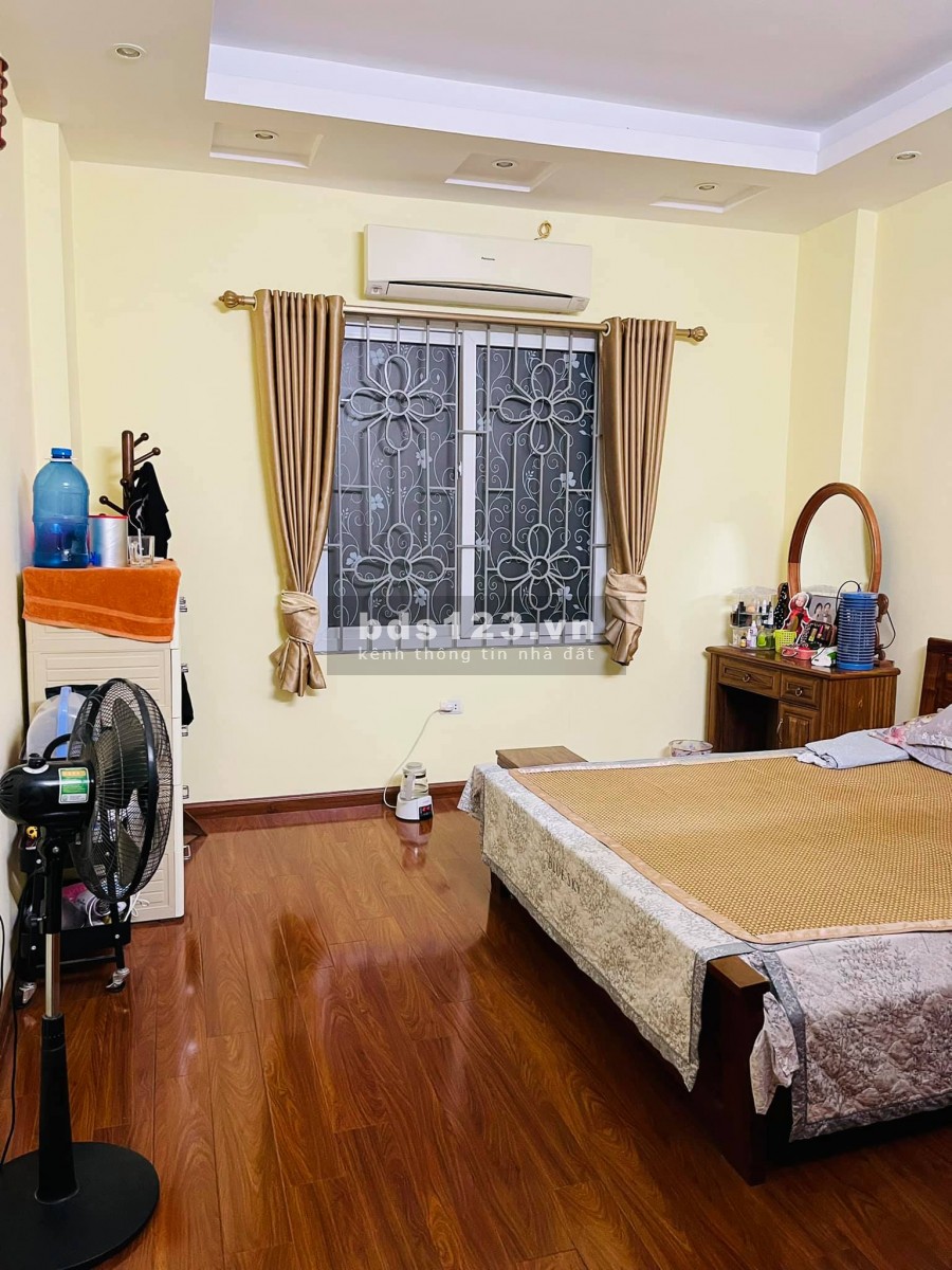 Bán nhà Hoàng Quốc Việt, 33m2, 5 tầng, giá: 3,2 tỷ, gần phố, nhà đẹp, bãi gửi ô tô gần nhà