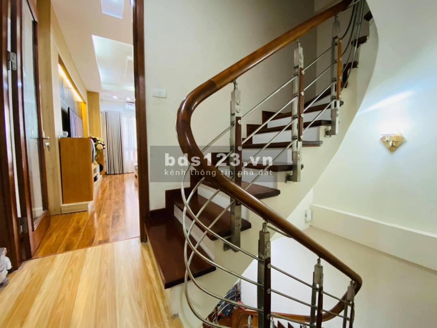 Bán nhà lô góc, ngõ 43 Trung Kính 5 tầng full nội thất dt 46m2 giá 5.4 tỷ LH 0392969999