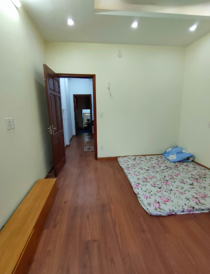 Nhà phố Nguyễn Khang dt 42m2 cách 1 nhà ô tô tránh ở luôn tiện ích đầy đủ.