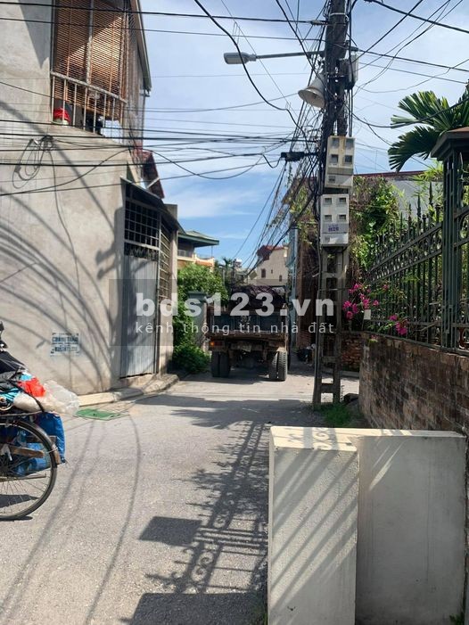 Đất Đông Dư trong đê LÔ GÓC 56m2 trục chính xóm giá 42tr/m2. LH 0983253436