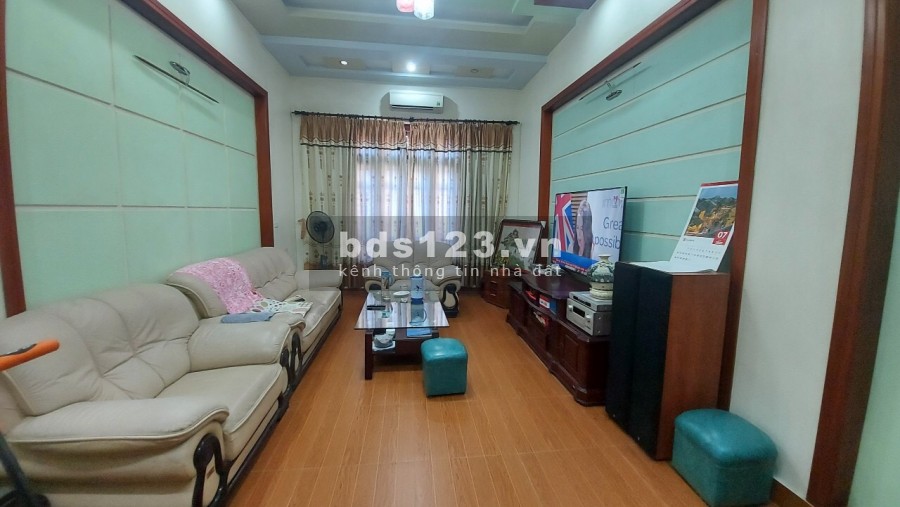Bán nhà mặt đường Đinh Tiên Hoàng, dt 68m2, mt 4m, 4 tầng, 3 ngủ, gara, chỉ 5 tỷ 2