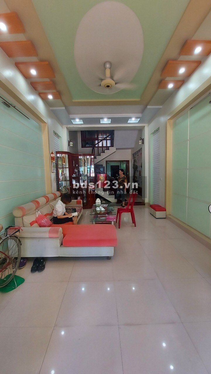 Bán nhà mặt đường Đinh Tiên Hoàng, dt 68m2, mt 4m, 4 tầng, 3 ngủ, gara, chỉ 5 tỷ 2