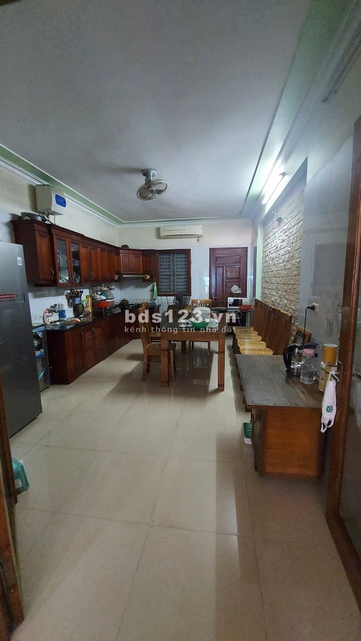 Bán nhà mặt đường Đinh Tiên Hoàng, dt 68m2, mt 4m, 4 tầng, 3 ngủ, gara, chỉ 5 tỷ 2