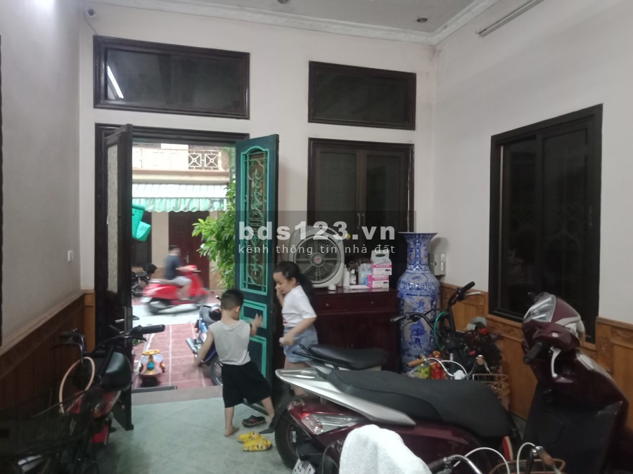 Cấn bán nhà đường Lương Thế Vinh, Thanh Xuân, dt 43m2 3 tầng, giá bán 4,35 tỷ.