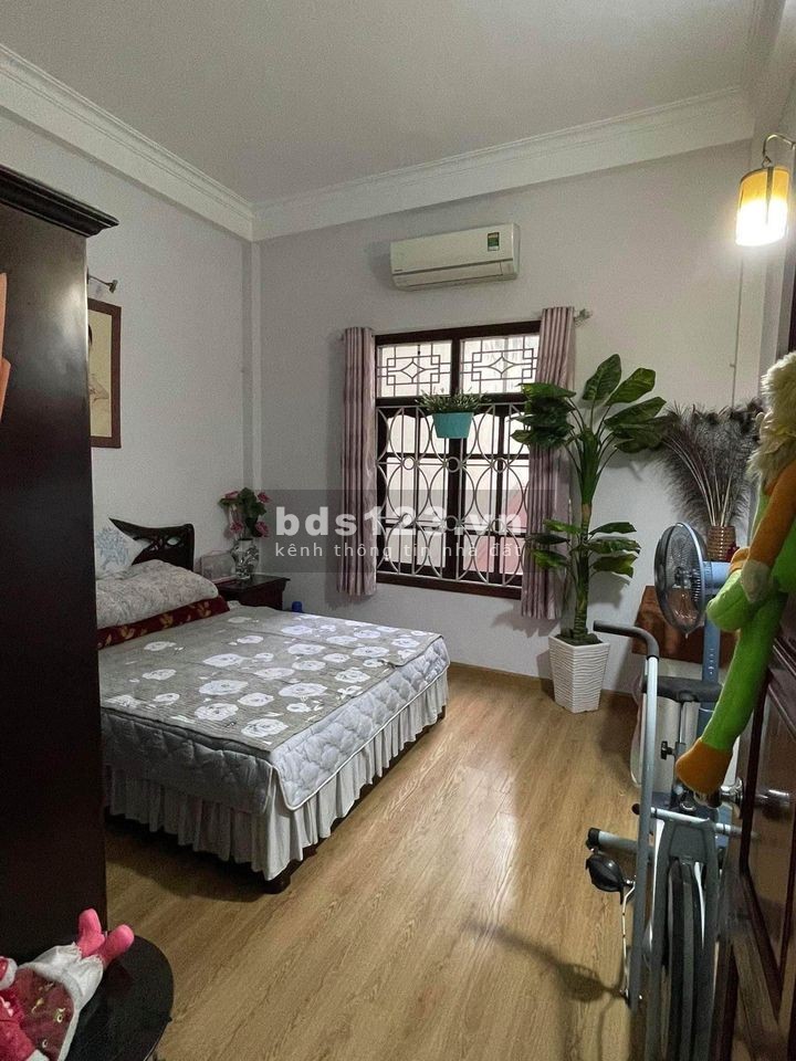 Bán nhà ngõ 193 Phú Diễn. Trước nhà 3 ô tô tránh – 16 chỗ quay đầu , 32m 4 tầng 3,3 tỷ