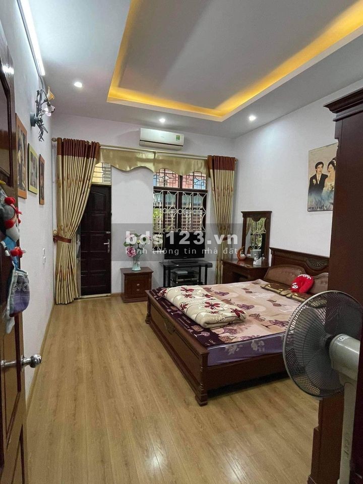 Bán nhà ngõ 193 Phú Diễn. Trước nhà 3 ô tô tránh – 16 chỗ quay đầu , 32m 4 tầng 3,3 tỷ