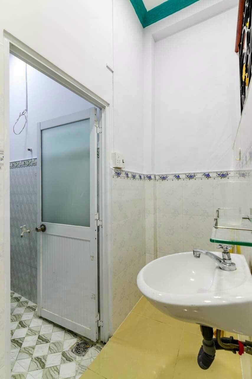 Bán nhà ngỏ hẽm Bến Vân Đồn Phường 2 Quận 4 dt 28m2 3 tầng, giá 3.3 tỷ