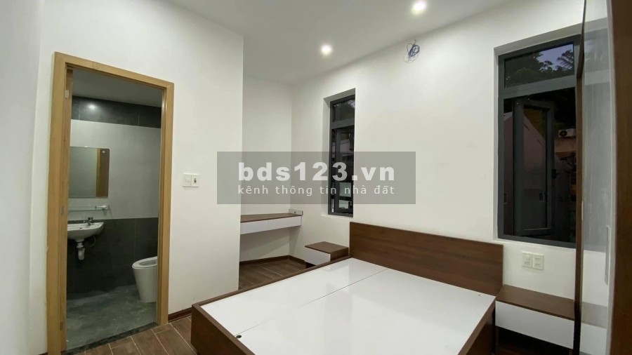 Bán nhà mới xây, ngay trung tâm thành phố, đầy đủ nội thất, dân cư thân thiện